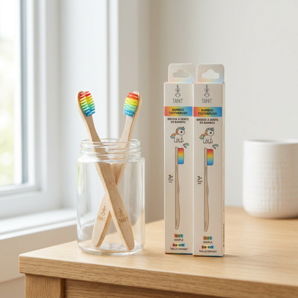 Brosses à dents Rainbow dans un pot sur un comptoir de salle de bain