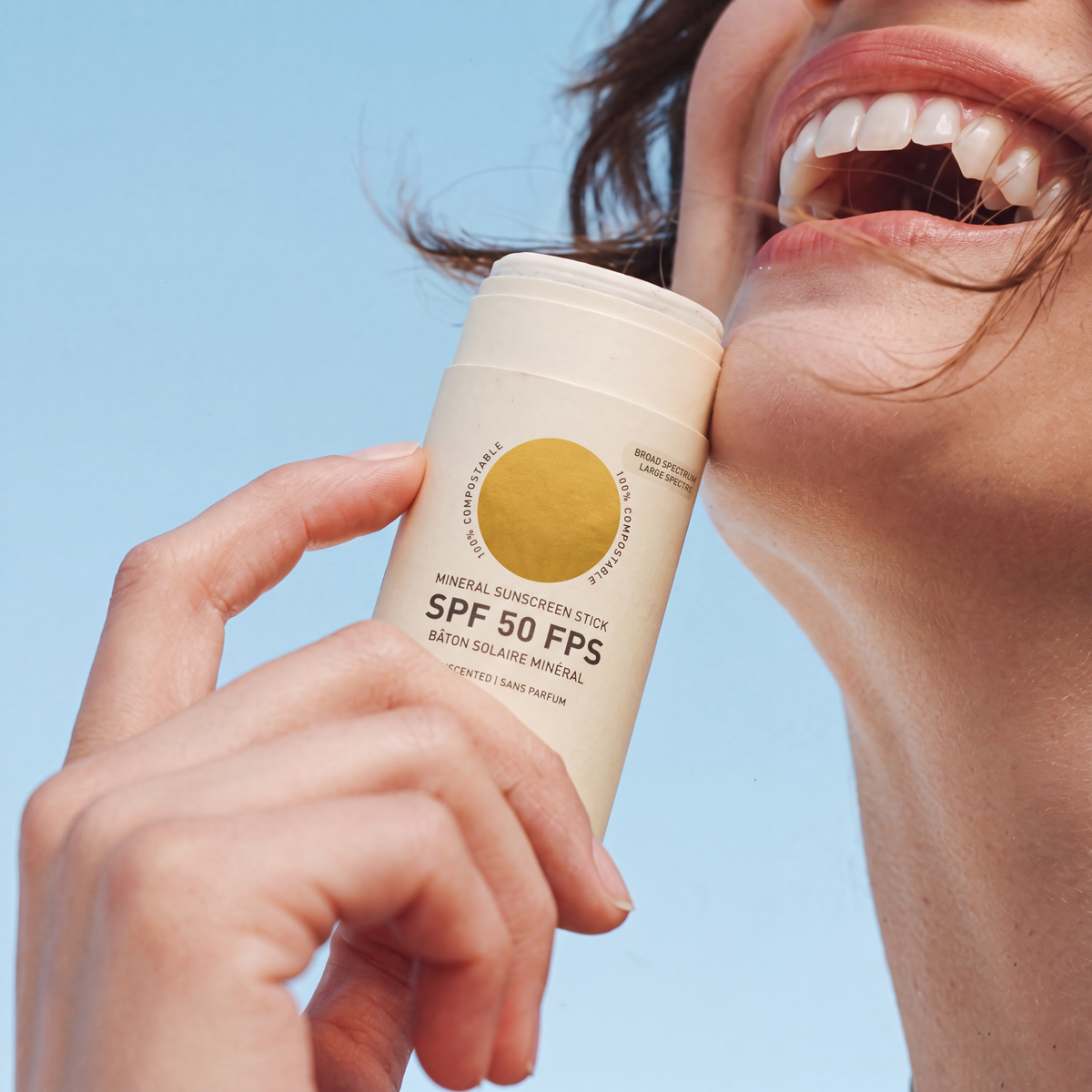 Application du bâton solaire minéral sur le visage