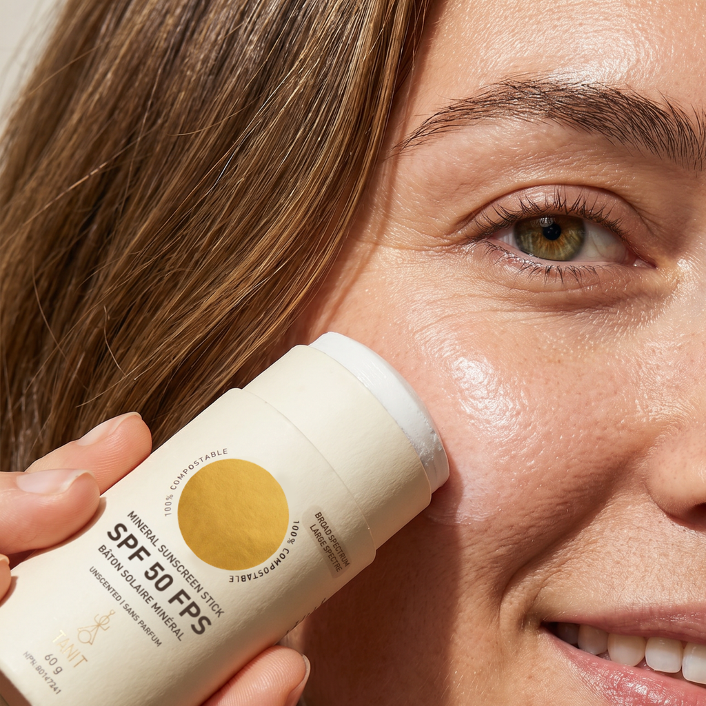 Application du bâton solaire minéral sur le visage