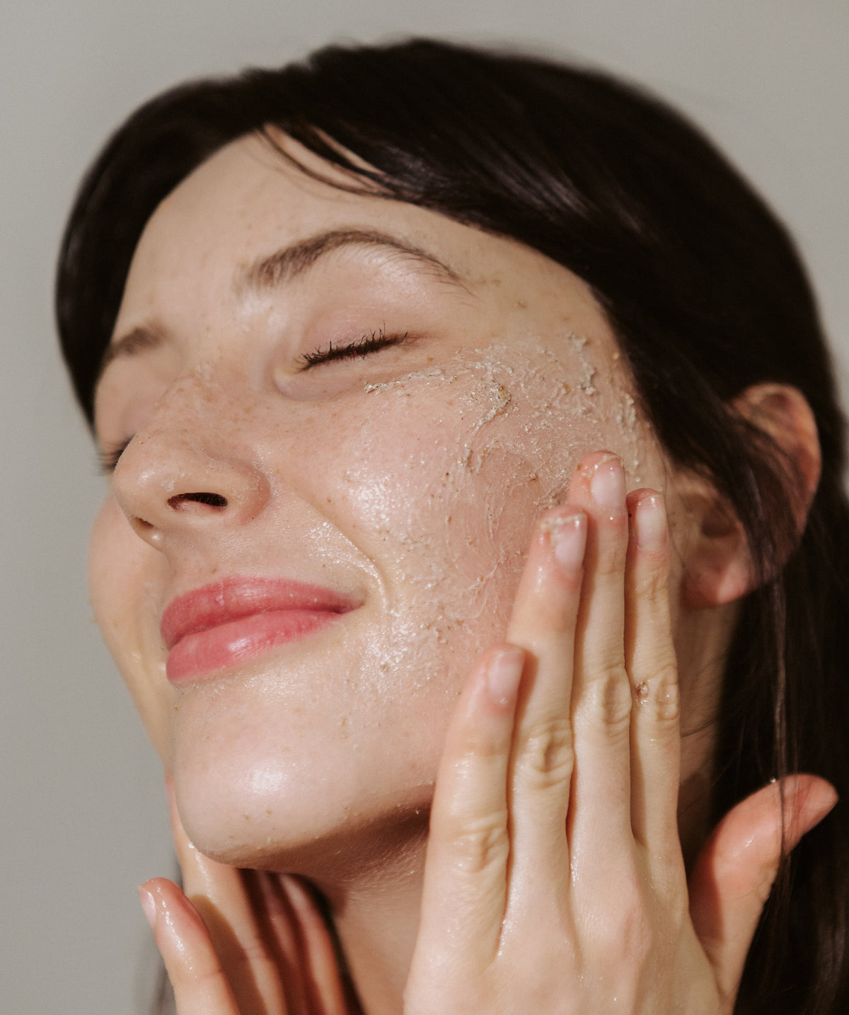 Le gommage soyeux (exfoliant visage)